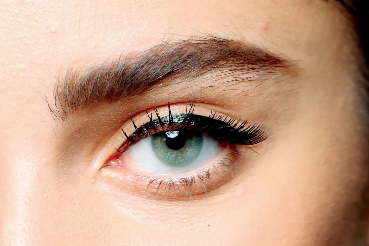 眼线怎么画好看又粗又黑 (看着很野的眼线怎么画)