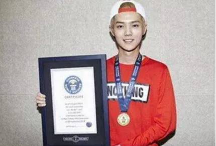 张杰鹿晗真心英雄,张杰篮球场踢足球