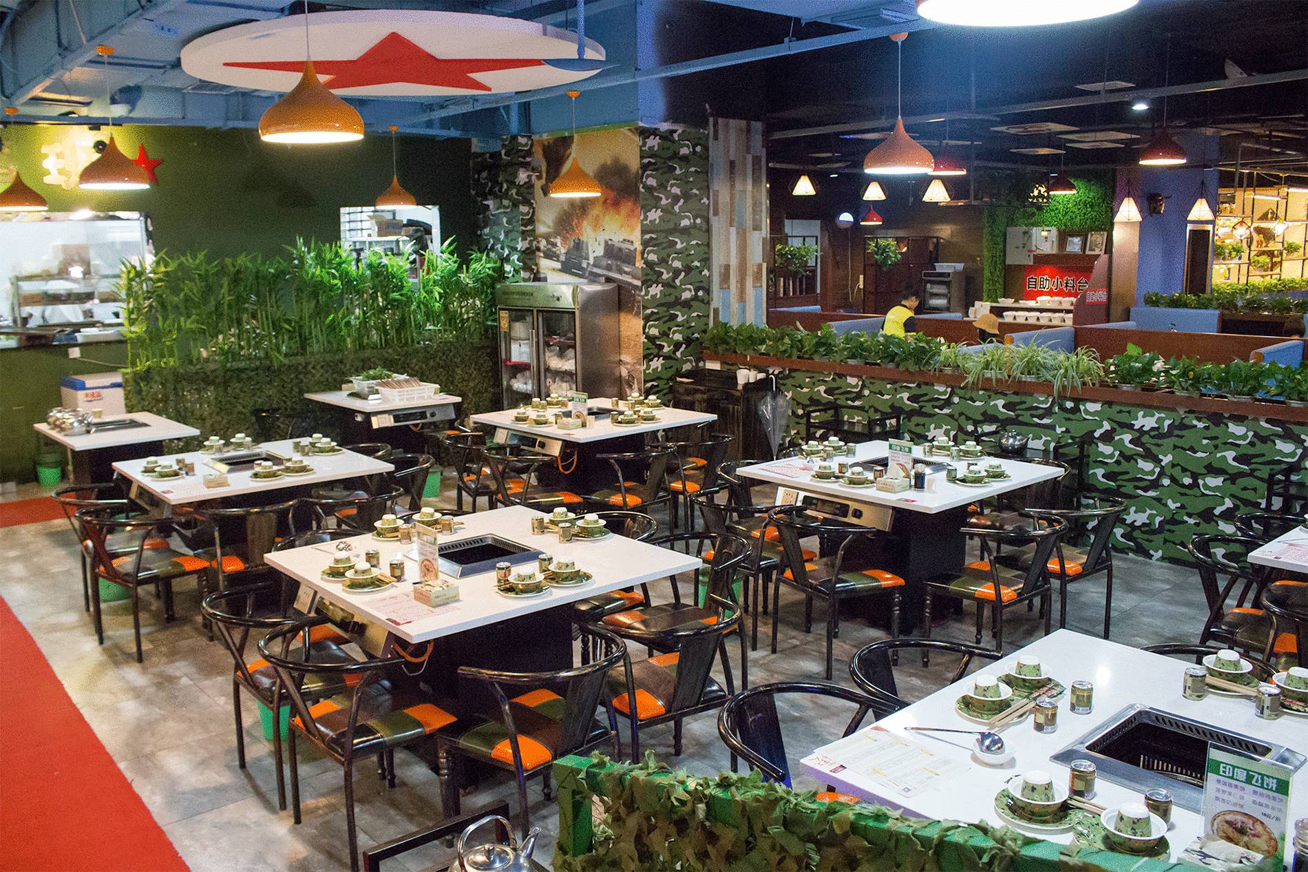 在逐渐降温的日子，你最需要吃一口火锅！重庆这些主题火锅店，你想去哪一家排队？