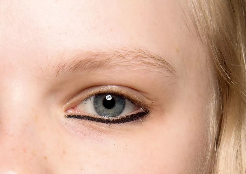 眼线怎么画好看又粗又黑 (看着很野的眼线怎么画)