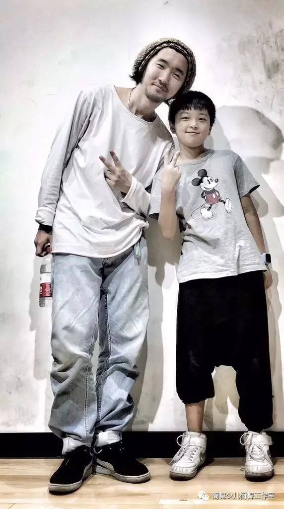 一步一步教我们小孩学街舞,怎么从小培养小孩子学习街舞