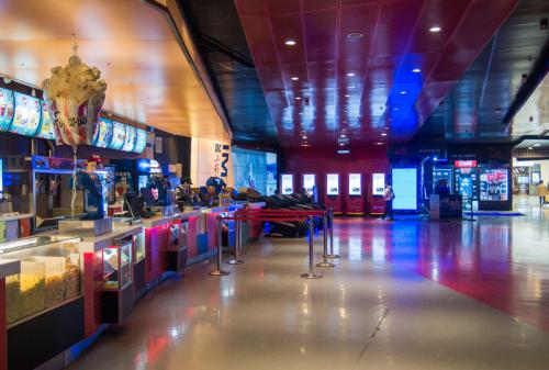 电影影院盈利模式,影院是靠什么赚钱