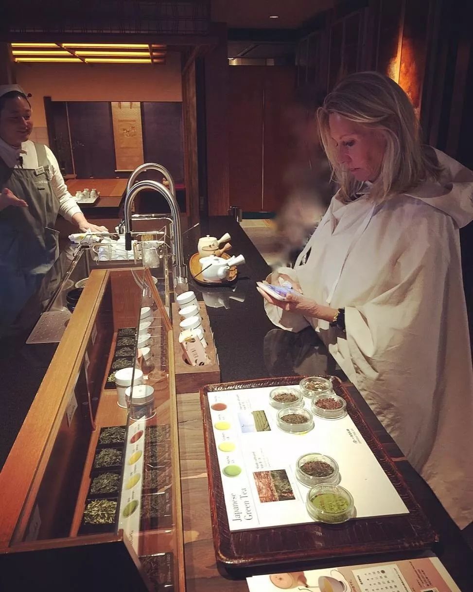 好痒啊！我除了能给你一个痒痒挠，还能给你一瓶身体乳！