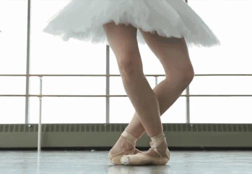 跳舞大腿内侧肌肉拉伤,跳舞肌肉拉伤了怎么安慰