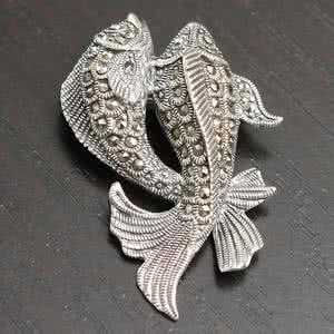 锆石是宝石的一种，由于像极了钻石，所以备受大众青睐，锆石胸光彩夺目是时尚的饰品之一，快来一起欣赏哦