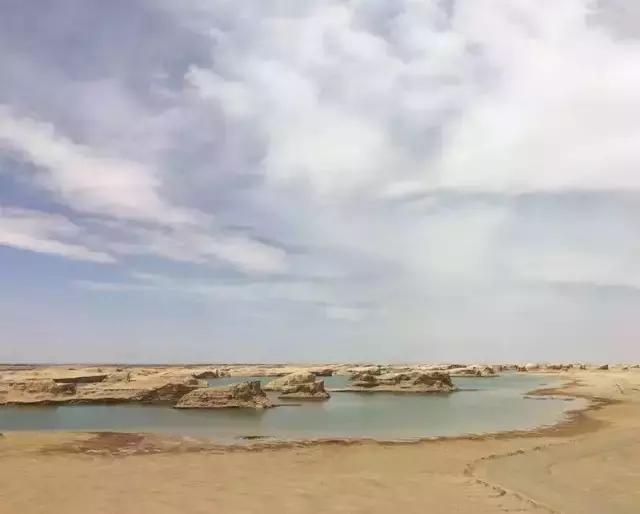 开车去非洲日记之九,去花土沟路上,遇到夺命的沙尘暴,遇到夺魂水上雅丹,小女子想问嫦娥姐姐你要不要面膜