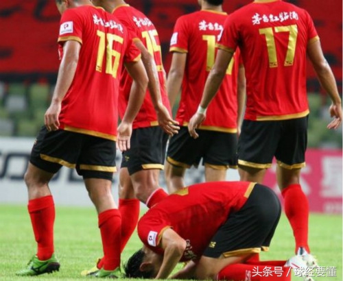 心酸：17岁镶钢钉延续足球梦，13年后取出再圆梦，曾在球场跪地告慰亡父