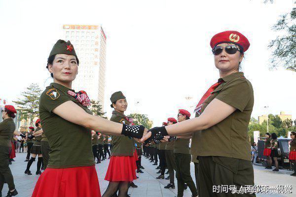 甘肃平凉网红老人跳广场舞,甘肃平凉广场舞大爷