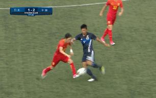 输球又输人！日本队脚太黑背后飞铲还不够一脚踹在国足小将裆部