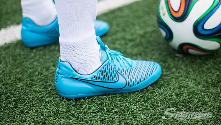 阿迪达斯适合踢中场的球鞋,足球前锋阿迪达斯球鞋推荐