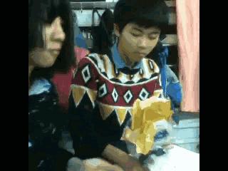 你这熊儿子，指甲不长咱们家的家业怎么办