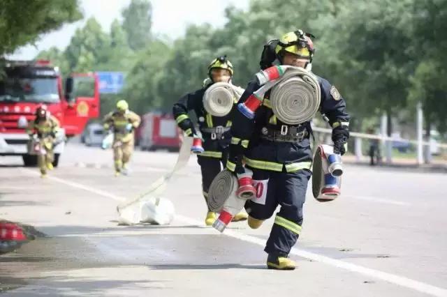 凌晨5点西安的街头感人一幕,西安高温40度搞笑视频