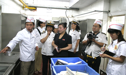 还在外面餐厅吃东西?爬过老鼠的锅是不是用来继续给你炒菜?