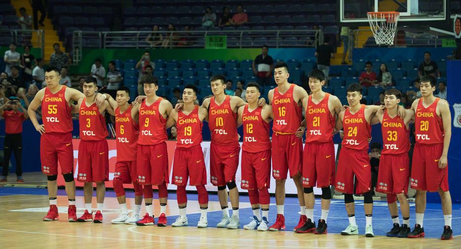 中国队对阵新西兰郭艾伦,郭艾伦被撞出底线