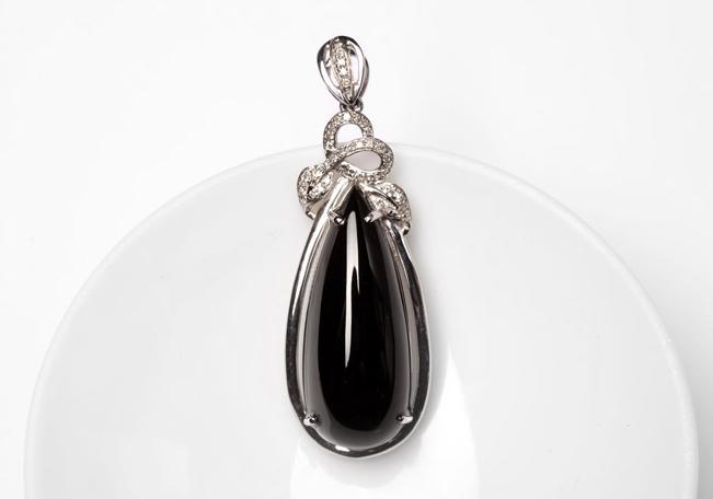 墨翠黑色翡翠原石,黑色翡翠和墨翠的区别