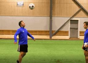 足球花式动作精彩表演,最帅的足球技巧表演教程