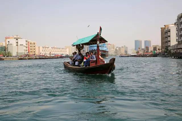 迪拜,一边是黄金,一边是黄土