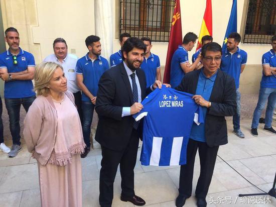 当着巴萨批梅西染发留须有问题！“徐根宝非染发队”，能“黑”出中国足球新天地吗