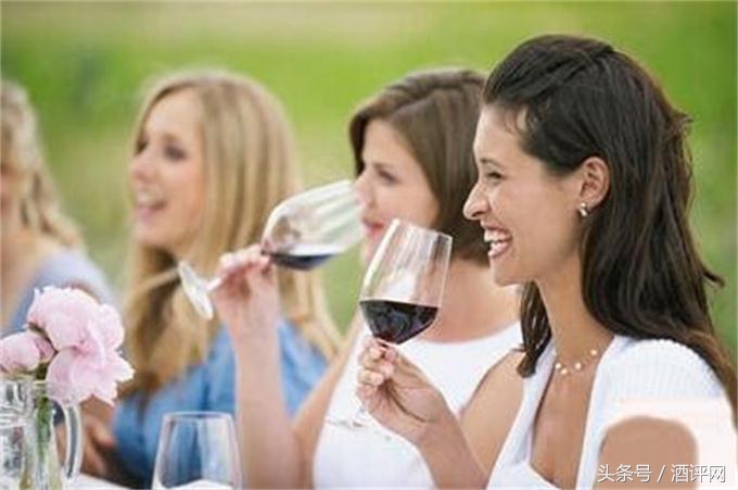 自己不喝酒总劝酒人的性格,自己不喝酒给别人倒酒是不礼貌么