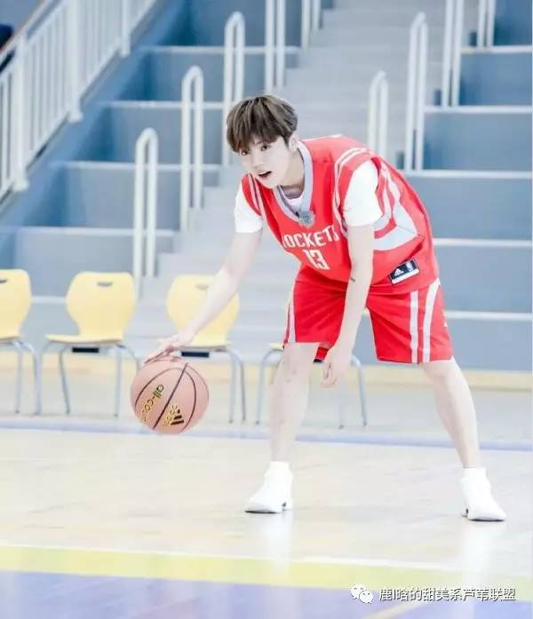 芦苇们赶快围观，鹿晗裸上身视频流出