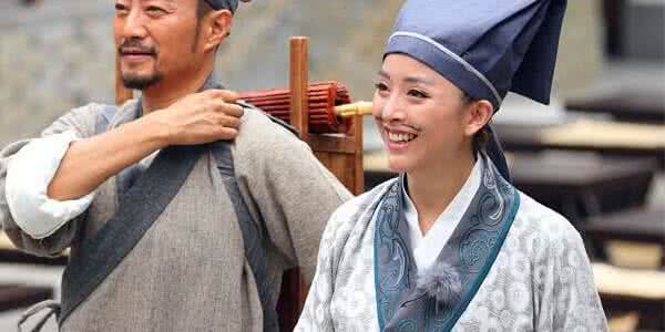 赵丽颖与吴昕,吴昕徐海乔一起去做客