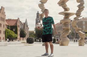 足球花式动作精彩表演,最帅的足球技巧表演教程