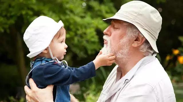 宝宝亲老人不亲爸妈怎么办,怎么才能让孩子不跟奶奶亲