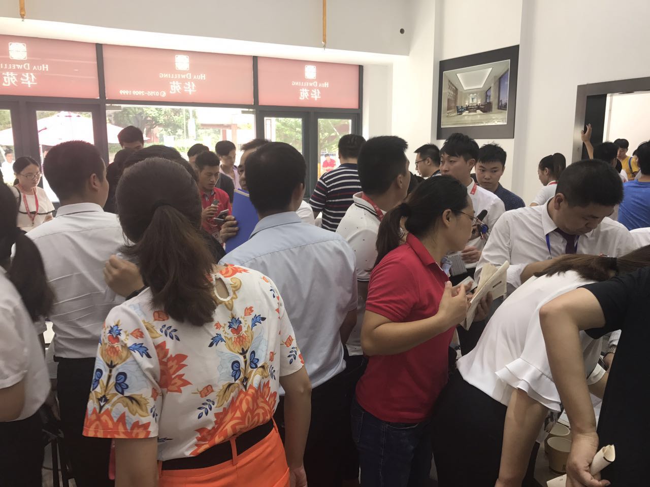 上周,深圳买房的人都去了观音山、凤凰山旁边的华苑