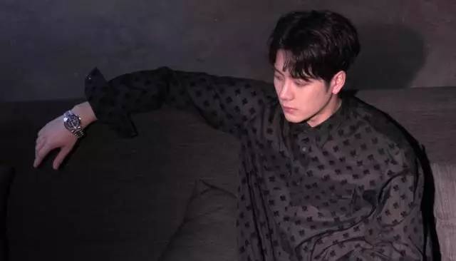 王嘉尔jackson军训,jackson王嘉尔烟嗓