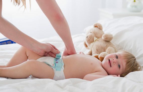 不要给小朋友吃太多容易肠套叠,容易引起肠套叠的动作