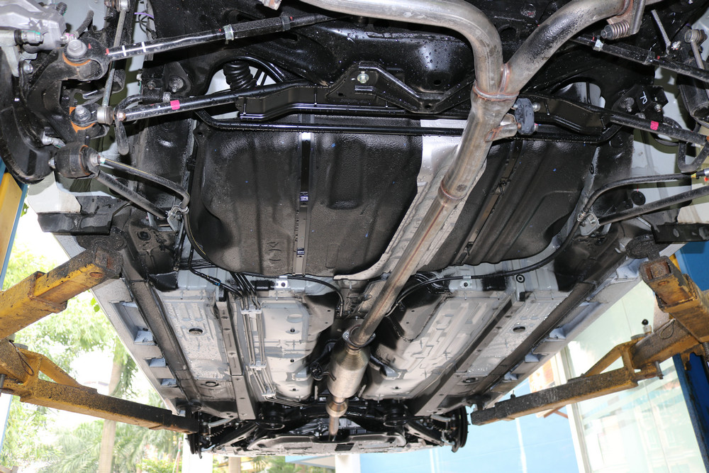 如何选择适合的汽车底盘装甲,底盘装甲和底盘装甲哪个好