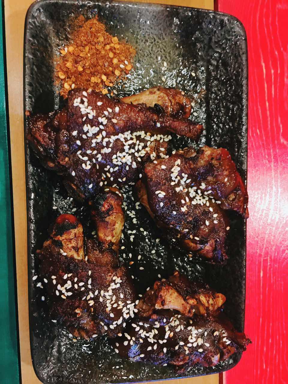 脚步丈量风情,在北京胡同里遇见嘻嘻辣串儿啤—嘻嘻辣东直门店记