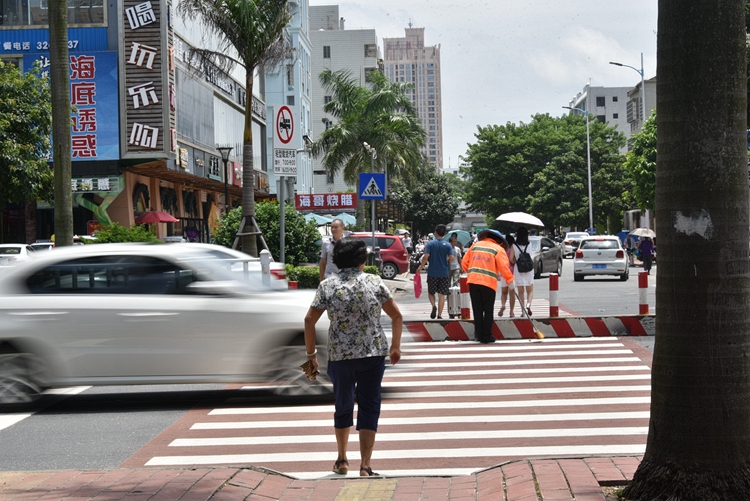 北海不礼让行人不扣分的视频,广西北海礼让行人监测点