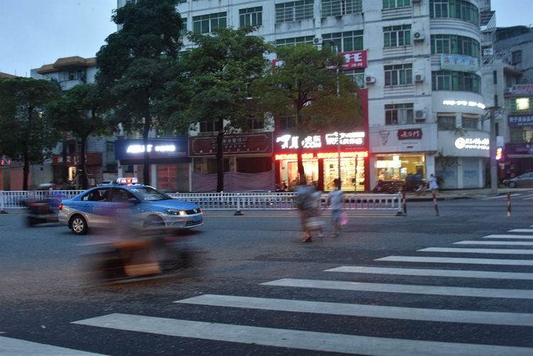 北海不礼让行人不扣分的视频,广西北海礼让行人监测点