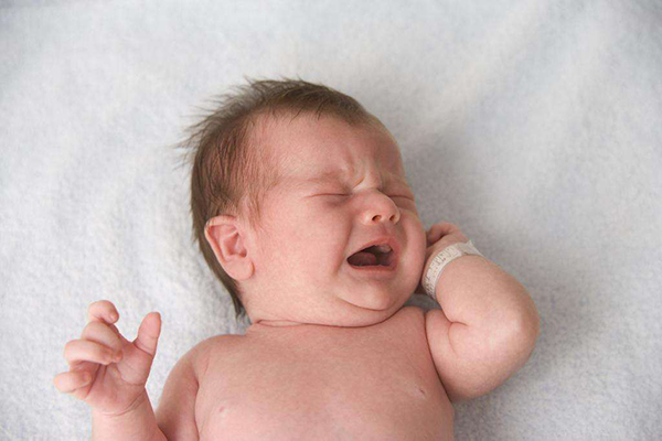 宝宝突然大哭宝妈赶紧安慰,宝宝哭闹时妈妈该怎么办