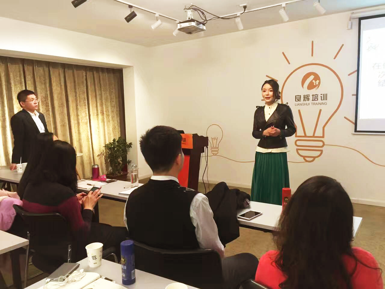 小学生演讲自我介绍的开场白,科普演讲大赛20秒自我介绍