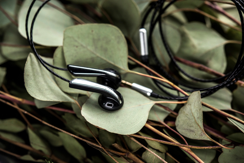 聆听发烧耳机,聆听顶级音响