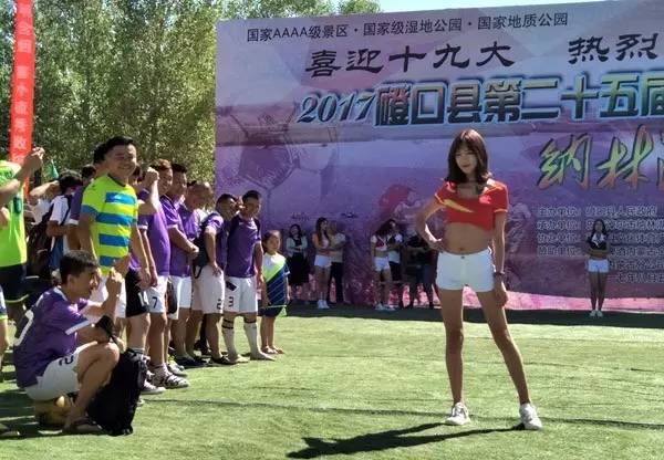 “纳林湖杯”沙滩足球赛激战乌兰布和沙漠