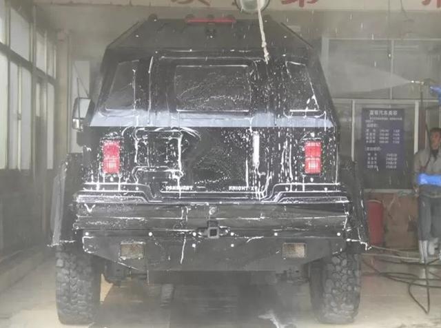 1500万的装甲车洗车,价值百万的装甲车