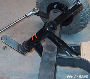 小伙自己动手做迷你电动四轮车,四轮电动小车简易制作