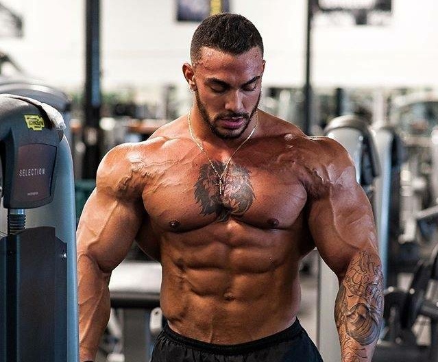 胸肌训练如何收紧胸肌,胸肌大训练方法健身房