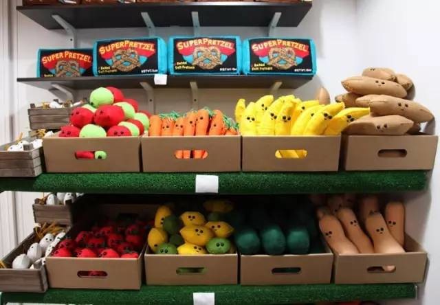 这家店9000件商品全是假货,人们却争相购买