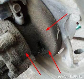 踏板摩托车后轮漏油是怎么处理,踏板摩托车后轮有油渍是什么原因