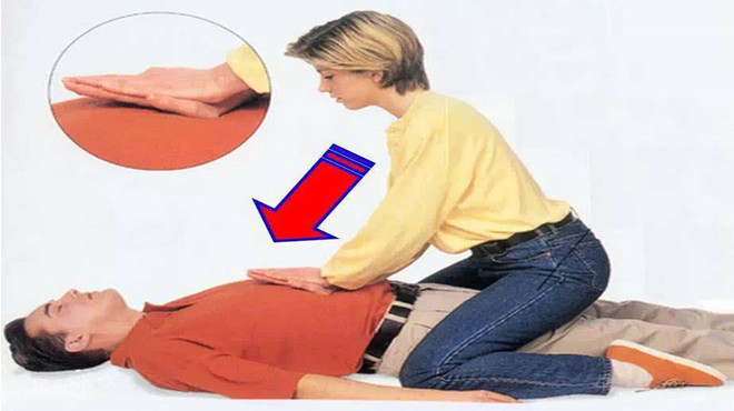 婴儿被异物卡住喉咙急救,小孩喉咙卡异物急救视频