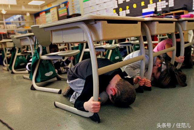 地震发生时安全的逃生方法100字,高楼发生地震时正确的逃生方法是