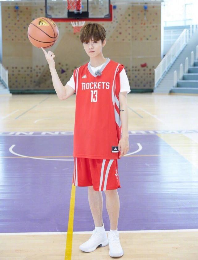 鹿晗一身黑色修身西服帅气十足,鹿晗金发运动服