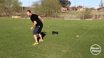 足球如何提高转身能力教案,足球背身拿球转身过人教学