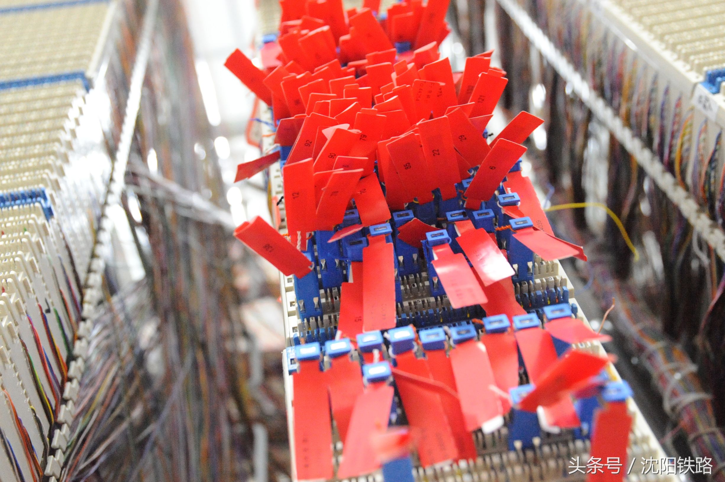 亲们在使用电话沟通联系的时候，是否知道为了铁路电话的畅通，有一伙人在机房里蛮拼滴！