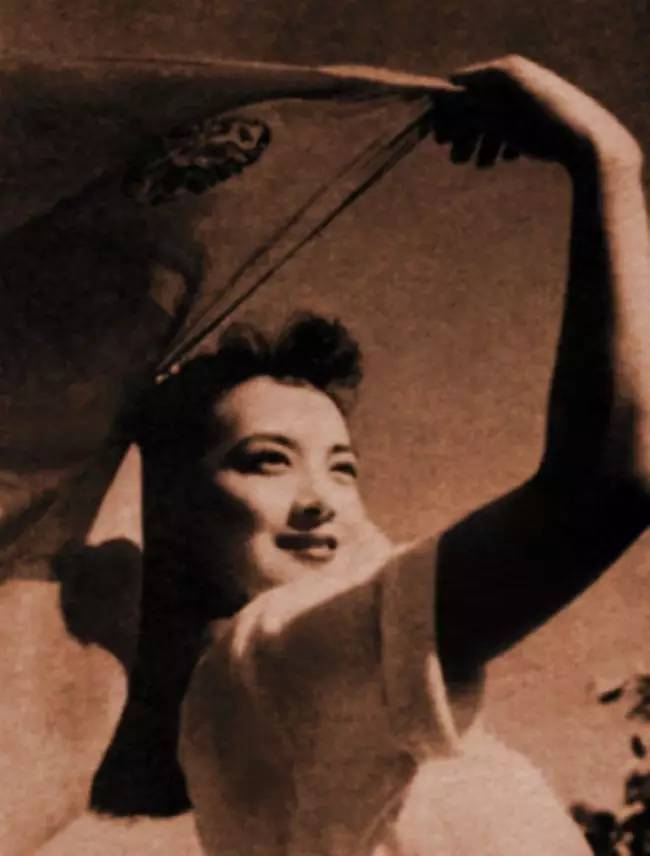 她是绝代美人,从影40余年演绎50多个形象,一生却只爱一个人