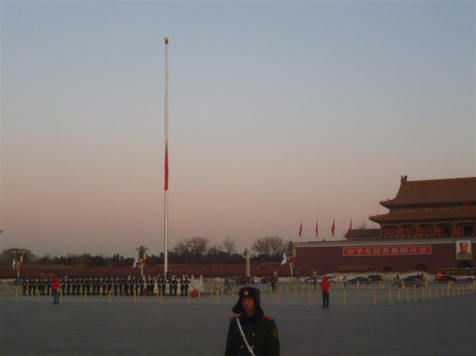 冬天的寒夜里，我们从北京西站走到*安门天**看升*旗国**